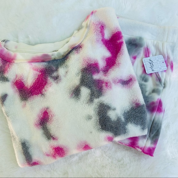 New FREE PEOPLE Tie~Dye 2~PC Set shorts sweatshirt - Picture 2 of 8